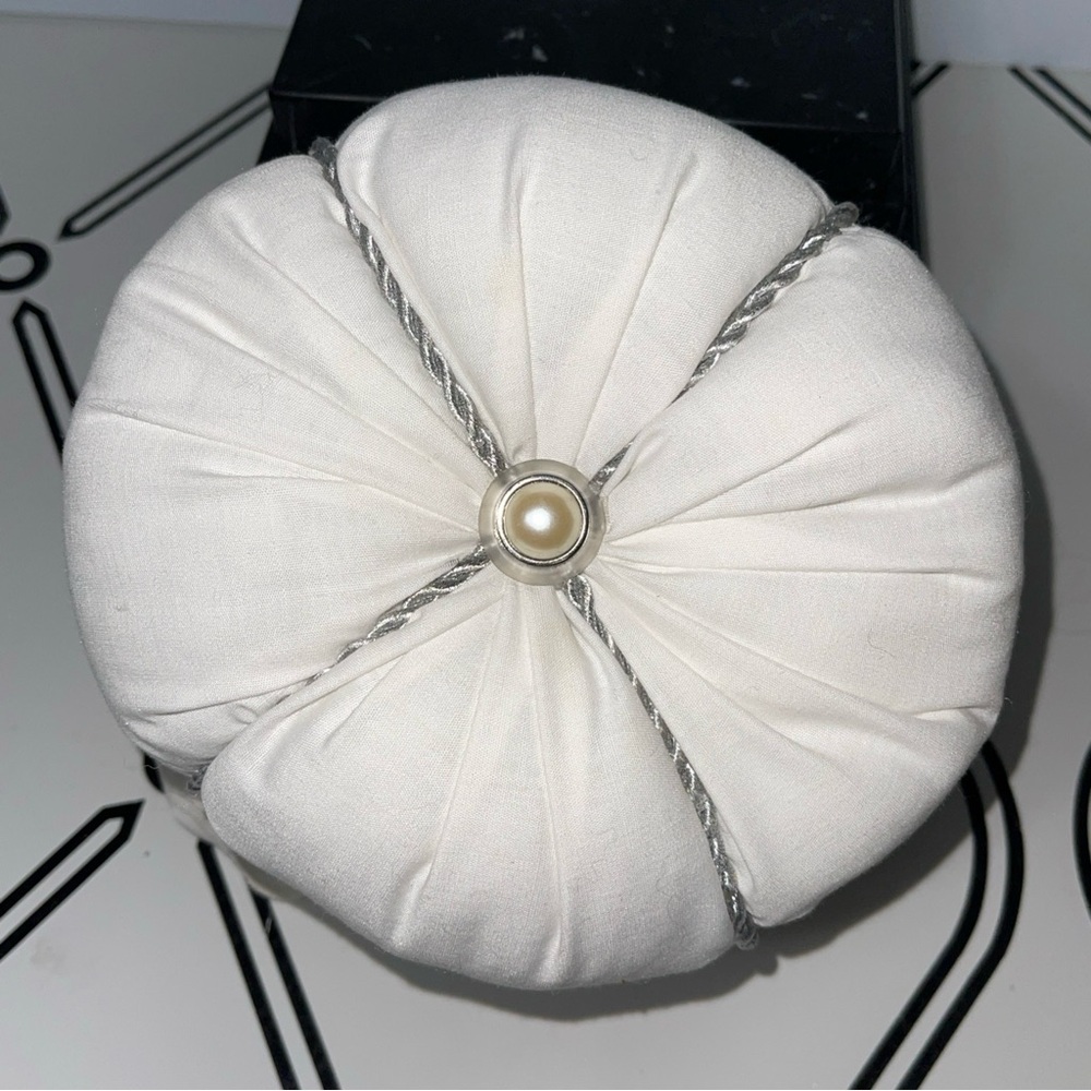 Vintage Style White Fabric Pumpkin Eyelet Lace Rhinestone Brooch Decor White - Picture 8 of 9